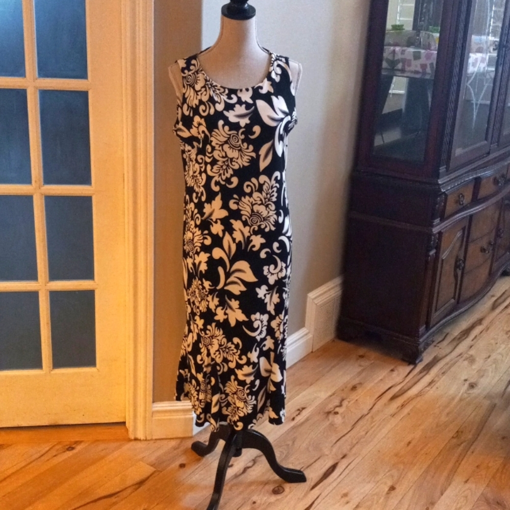 Sleeveless mid length dress